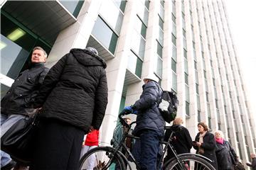 Gužve ispred poslovnice Ljubljanske banke u Zagrebu