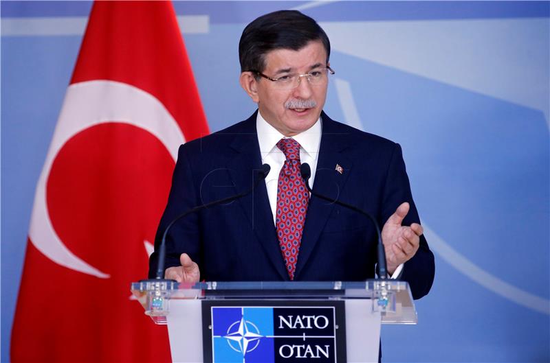 Davutoglu: Turska čini sve za kontrolu granice sa Sirijom