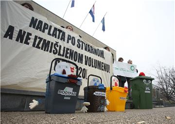  Zelena akcija organizirala prosvjednu akciju u povodu uvođenja novog sustava naplate odvoza otpada u Zagrebu