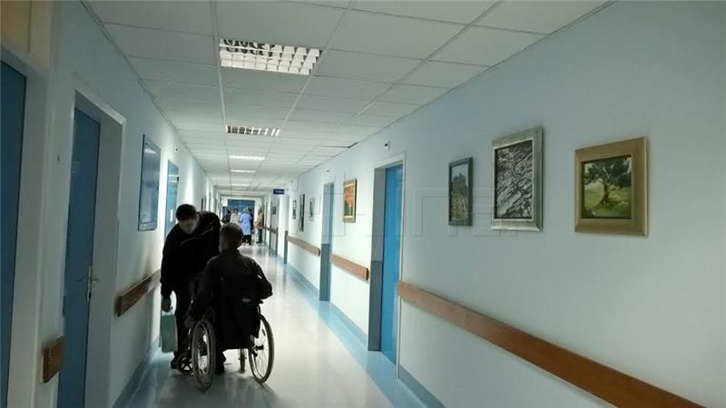 Umjetničke slike krase hodnike fizikalne medicine splitskog KBC-a