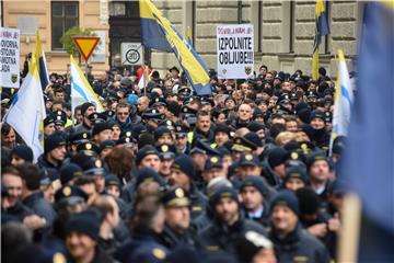 Više od tisuću policajaca prosvjedovalo pred zgradom slovenske vlade