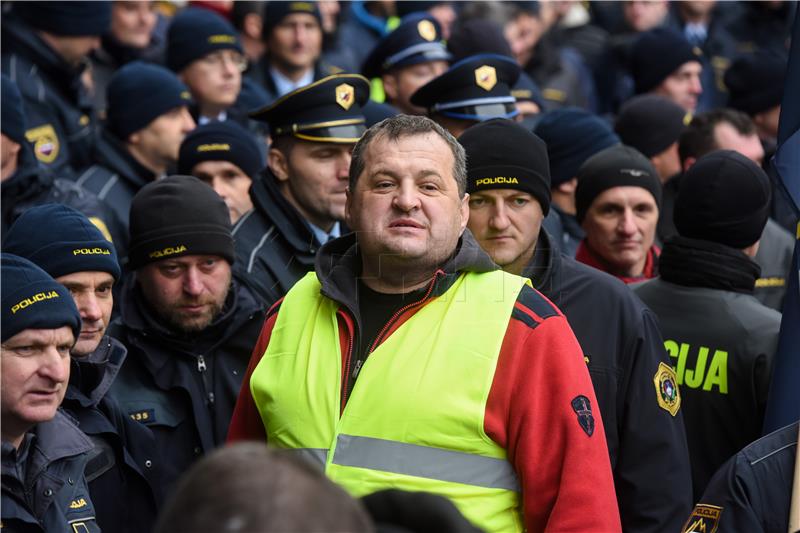 Više od tisuću policajaca prosvjedovalo pred zgradom slovenske vlade