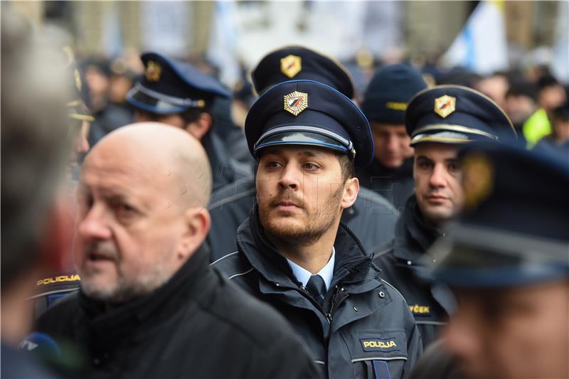 Više od tisuću policajaca prosvjedovalo pred zgradom slovenske vlade