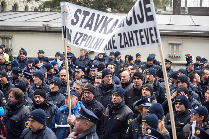 Više od tisuću policajaca prosvjedovalo pred zgradom slovenske vlade