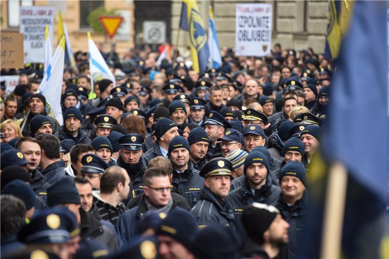 Više od tisuću policajaca prosvjedovalo pred zgradom slovenske vlade