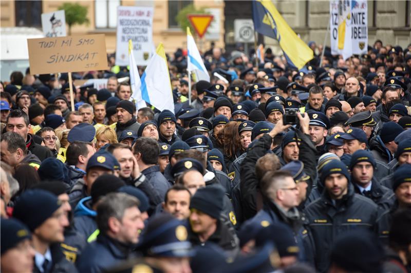 Više od tisuću policajaca prosvjedovalo pred zgradom slovenske vlade