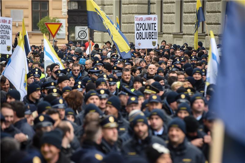 Više od tisuću policajaca prosvjedovalo pred zgradom slovenske vlade