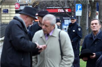 Krug za Trg položio 100 bijelih ruža na ogradu Sveučilišta u Zagrebu