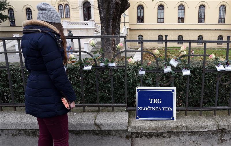 Krug za Trg položio 100 bijelih ruža na ogradu Sveučilišta u Zagrebu