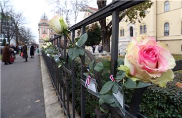 Krug za Trg položio 100 bijelih ruža na ogradu Sveučilišta u Zagrebu