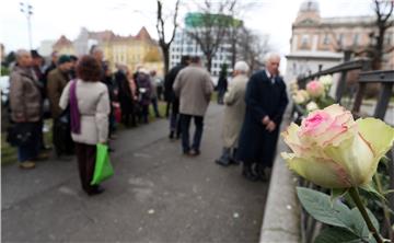 Krug za Trg položio 100 bijelih ruža na ogradu Sveučilišta u Zagrebu