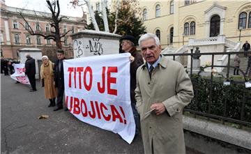 Krug za Trg položio 100 bijelih ruža na ogradu Sveučilišta u Zagrebu