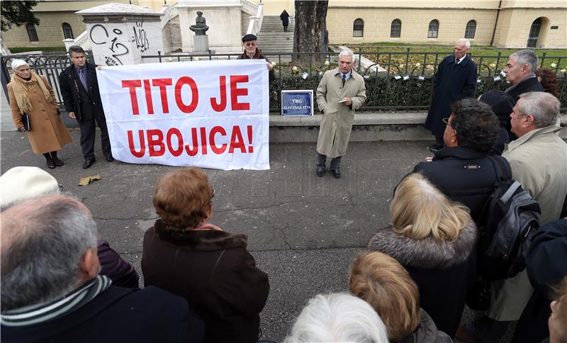 Krug za Trg položio 100 bijelih ruža na ogradu Sveučilišta u Zagrebu