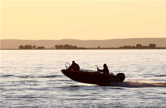 Helikopter MTV-ja srušio se u jezero, dvije osobe poginule 