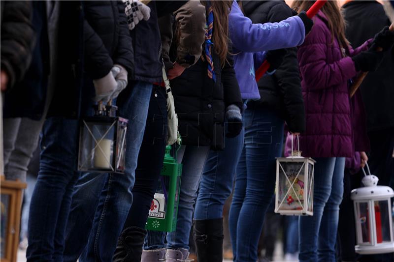 Članovi Saveza izviđača Hrvatske (SIH) unijeli Betlehemsko svjetlo mira u Zagrebačku katedralu