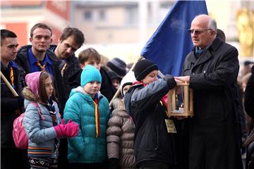 Članovi Saveza izviđača Hrvatske (SIH) unijeli Betlehemsko svjetlo mira u Zagrebačku katedralu