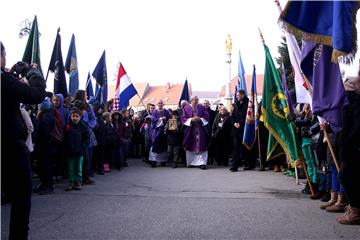 Članovi Saveza izviđača Hrvatske (SIH) unijeli Betlehemsko svjetlo mira u Zagrebačku katedralu