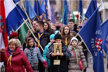 Članovi Saveza izviđača Hrvatske (SIH) unijeli Betlehemsko svjetlo mira u Zagrebačku katedralu