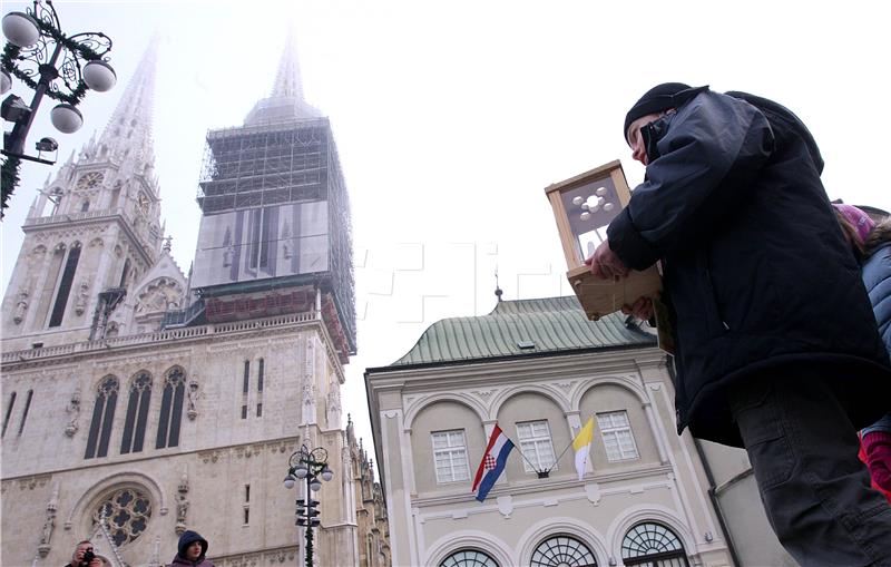 Članovi Saveza izviđača Hrvatske (SIH) unijeli Betlehemsko svjetlo mira u Zagrebačku katedralu