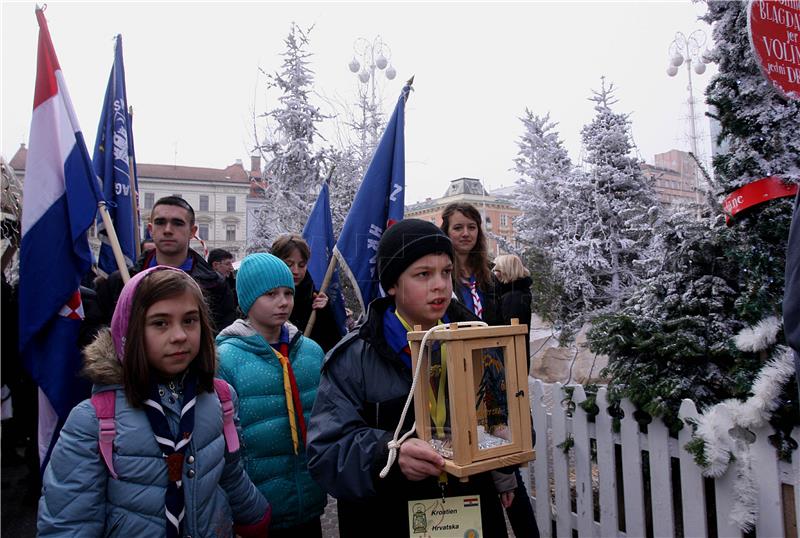 Članovi Saveza izviđača Hrvatske (SIH) unijeli Betlehemsko svjetlo mira u Zagrebačku katedralu