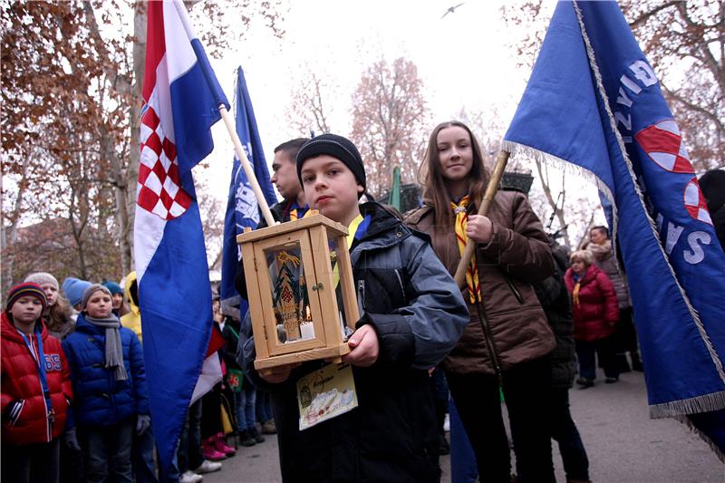 Članovi Saveza izviđača Hrvatske (SIH) unijeli Betlehemsko svjetlo mira u Zagrebačku katedralu