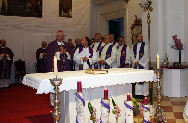 Dubrovnik: Procesijom i otvaranjem Vrata milosrđa započela Godina milosrđa i Godina svetog Vaha