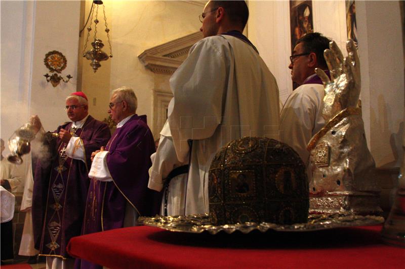 Dubrovnik: Procesijom i otvaranjem Vrata milosrđa započela Godina milosrđa i Godina svetog Vaha