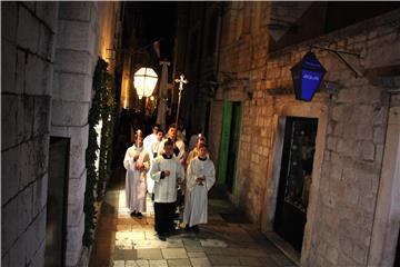 Dubrovnik: Procesijom i otvaranjem Vrata milosrđa započela Godina milosrđa i Godina svetog Vaha