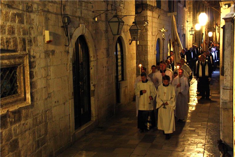 Dubrovnik: Procesijom i otvaranjem Vrata milosrđa započela Godina milosrđa i Godina svetog Vaha