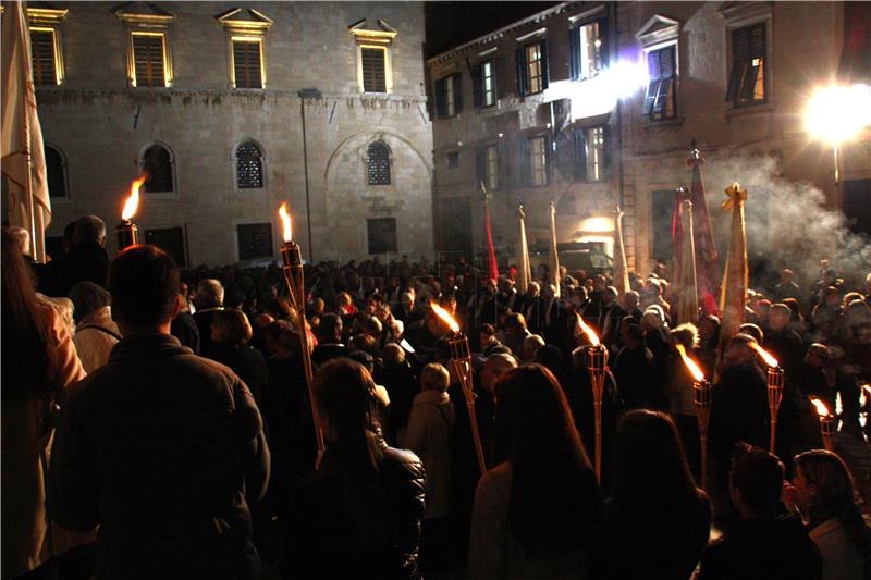 Dubrovnik: Procesijom i otvaranjem Vrata milosrđa započela Godina milosrđa i Godina svetog Vaha