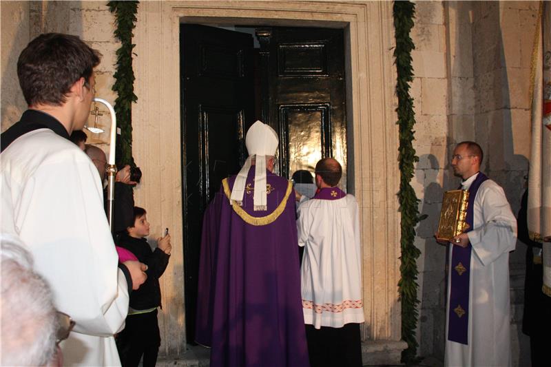 Dubrovnik: Procesijom i otvaranjem Vrata milosrđa započela Godina milosrđa i Godina svetog Vaha