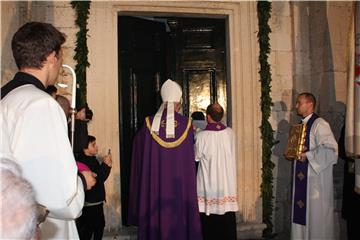 Dubrovnik: Procesijom i otvaranjem Vrata milosrđa započela Godina milosrđa i Godina svetog Vaha