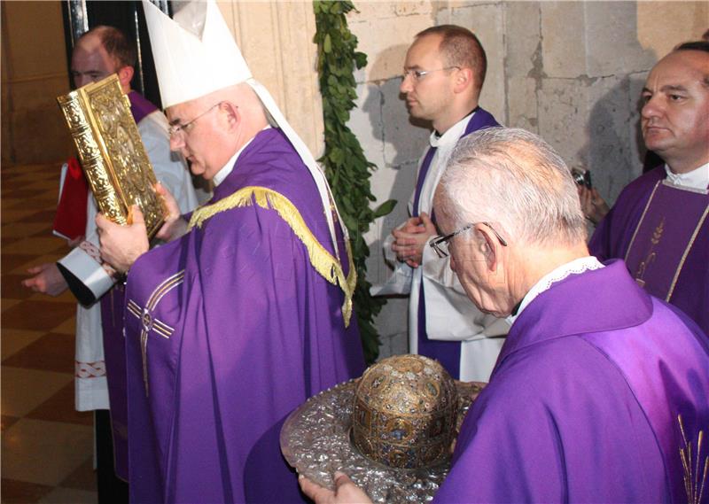 Dubrovnik: Procesijom i otvaranjem Vrata milosrđa započela Godina milosrđa i Godina svetog Vaha