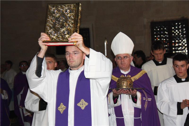 Dubrovnik: Procesijom i otvaranjem Vrata milosrđa započela Godina milosrđa i Godina svetog Vaha