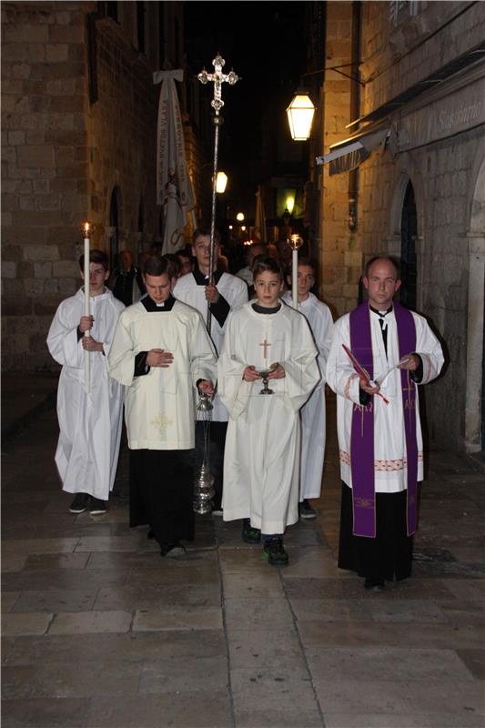 Dubrovnik: Procesijom i otvaranjem Vrata milosrđa započela Godina milosrđa i Godina svetog Vaha