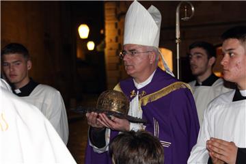 Dubrovnik: Procesijom i otvaranjem Vrata milosrđa započela Godina milosrđa i Godina svetog Vaha