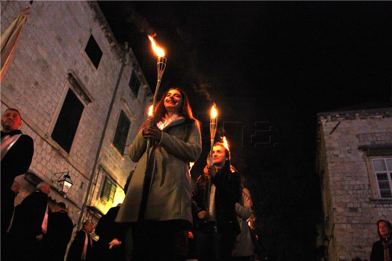 Dubrovnik: Procesijom i otvaranjem Vrata milosrđa započela Godina milosrđa i Godina svetog Vaha