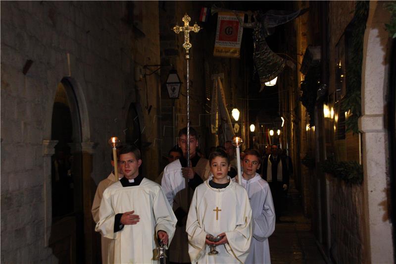 Dubrovnik: Procesijom i otvaranjem Vrata milosrđa započela Godina milosrđa i Godina svetog Vaha