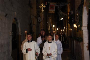 Dubrovnik: Procesijom i otvaranjem Vrata milosrđa započela Godina milosrđa i Godina svetog Vaha