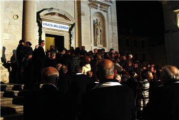 Dubrovnik: Procesijom i otvaranjem Vrata milosrđa započela Godina milosrđa i Godina svetog Vaha