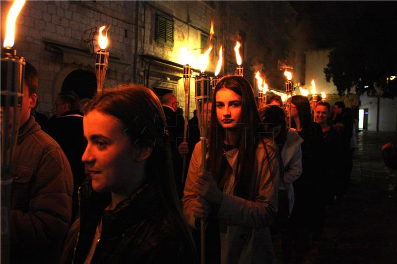 Dubrovnik: Procesijom i otvaranjem Vrata milosrđa započela Godina milosrđa i Godina svetog Vaha