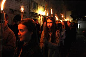 Dubrovnik: Procesijom i otvaranjem Vrata milosrđa započela Godina milosrđa i Godina svetog Vaha