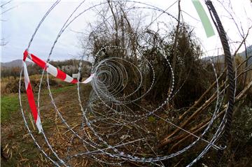 Slovenia not considering removal of border fence for now 