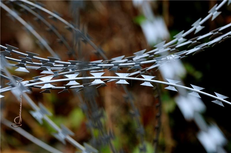 Croatian-Slovenian protest volleyball match across razor wire fence Saturday