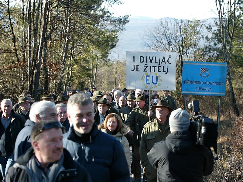 Peaceful protest held against Slovenia's razor wire fence