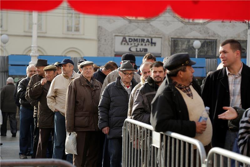 Zagrebački gradonačelnik dijelio građanima bakalar