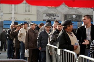 Zagrebački gradonačelnik dijelio građanima bakalar