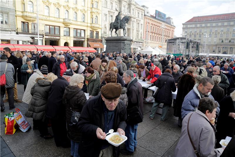 Zagrebački gradonačelnik dijelio građanima bakalar