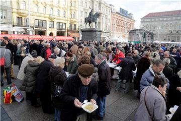 Zagrebački gradonačelnik dijelio građanima bakalar