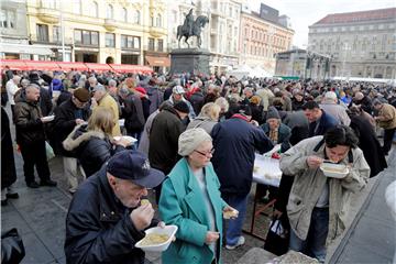 Zagrebački gradonačelnik dijelio građanima bakalar